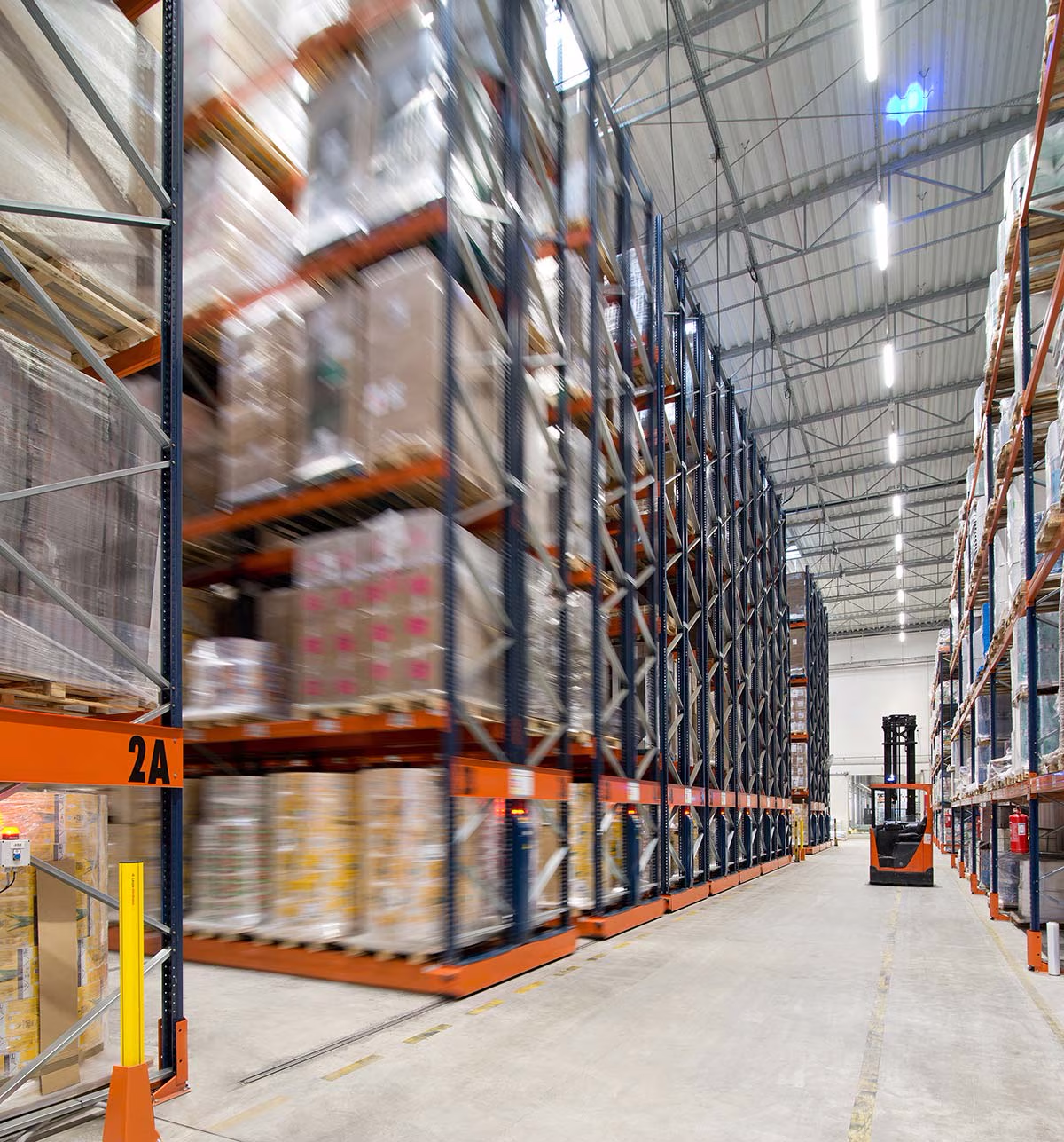 انتخاب بین سیستم قفسه ثابت و موبایل رک قفسه موبایل رک