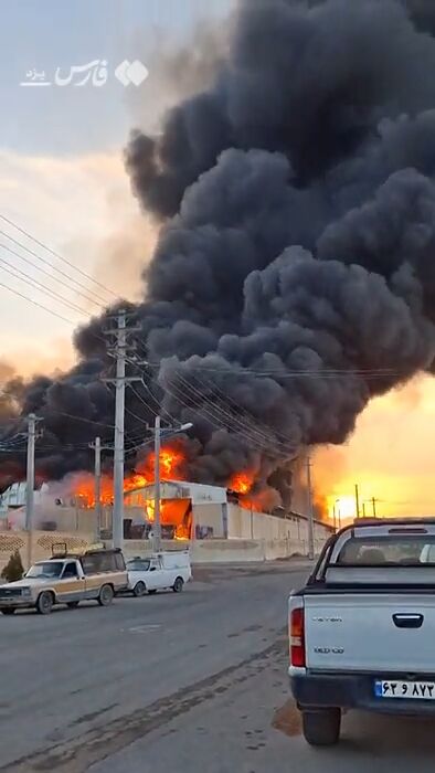 آتشسوزیِ شهرک صنعتی یزد مهار شد آتشسوزیِ شهرک صنعتی یزد مهار شد